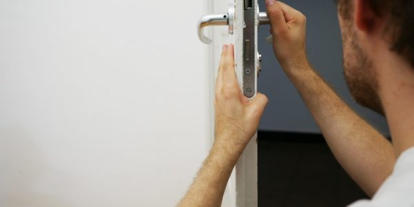 Quels outils un serrurier professionnel utilise-t-il vraiment au quotidien ?